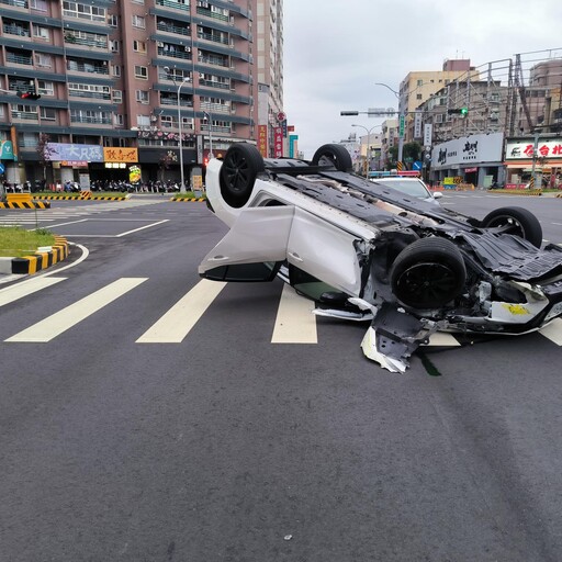 超扯!台中男清晨撞行人庇護島「四輪朝天」 肇禍原因曝