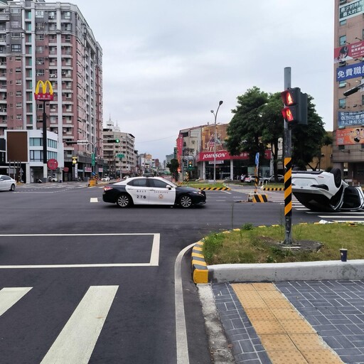 超扯!台中男清晨撞行人庇護島「四輪朝天」 肇禍原因曝