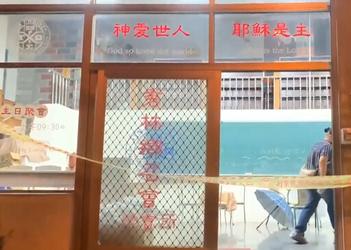 影/花蓮慘死女師追思區突現飛蛾「停留7小時不走」 師生痛哭