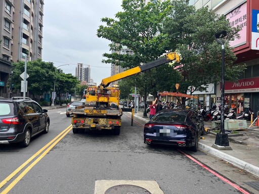 三重轎車爆衝人行道!中華電信電箱遭撞毀 駕駛:撿物品