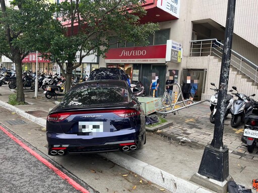 三重轎車爆衝人行道!中華電信電箱遭撞毀 駕駛:撿物品