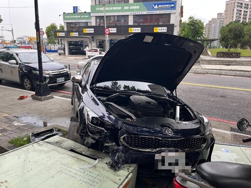 三重轎車爆衝人行道!中華電信電箱遭撞毀 駕駛:撿物品