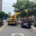 三重轎車爆衝人行道！中華電信電箱遭撞毀 駕駛：撿物品