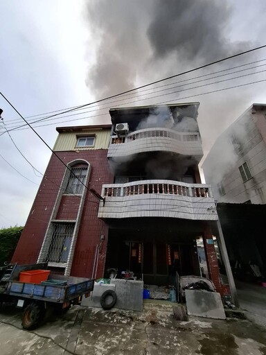 影/台南透天厝大火!「倉庫延燒住家」驚險直擊 1女跳樓逃生