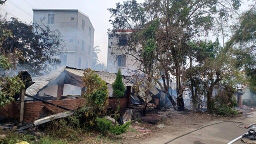 影/台南透天厝大火!「倉庫延燒住家」驚險直擊 1女跳樓逃生