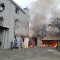 影/台南透天厝大火！「倉庫延燒住家」驚險直擊 1女跳樓逃生
