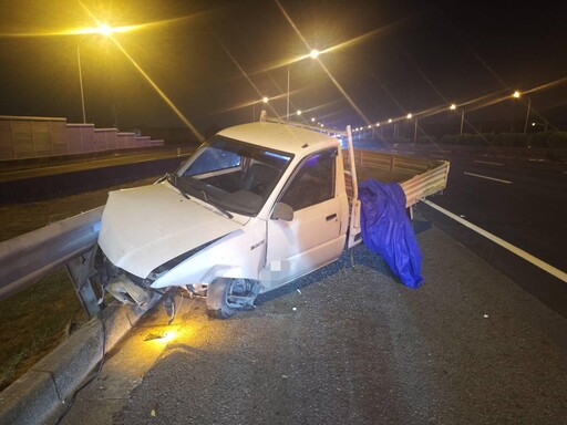 國1岡山段小貨車追撞大貨車再衝護欄 車頭全爛棄車落跑