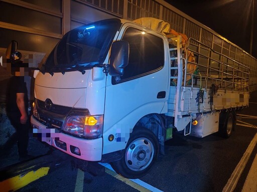 國1岡山段小貨車追撞大貨車再衝護欄 車頭全爛棄車落跑