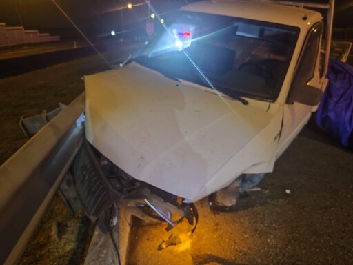 國1岡山段小貨車追撞大貨車再衝護欄 車頭全爛棄車落跑