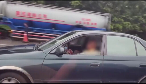 影/扯！國1翁邊開邊看「行動卡拉OK」 油罐車旁呼嘯過