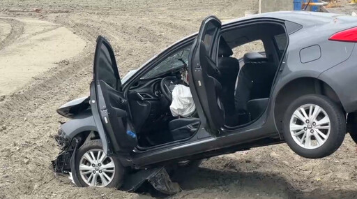 雲林爆誇張車禍！2車路口相撞雙雙衝進田中 5人受傷送醫