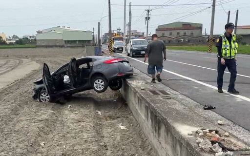 雲林爆誇張車禍！2車路口相撞雙雙衝進田中 5人受傷送醫