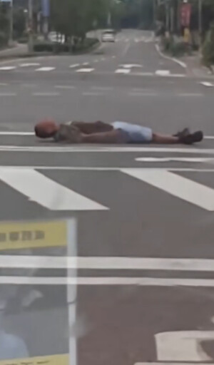 中年男在待轉區玩倒立又躺平！網譏：不怕碰到78歲喔