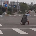 中年男在待轉區玩倒立又躺平！網譏：不怕碰到78歲喔
