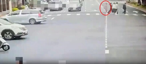 影/北市隨機攻擊!日男遭粉衣怪女從後方踹腿 警展開追查