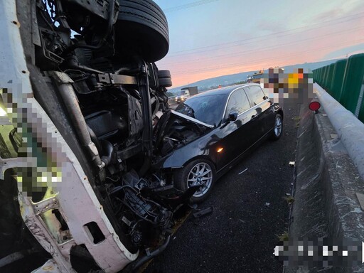 國1南向「貨車撞聯結車翻覆 BMW慘追撞」近距離變形直擊
