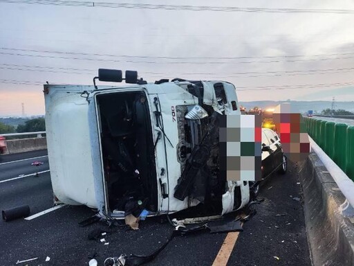 國1南向「貨車撞聯結車翻覆 BMW慘追撞」近距離變形直擊