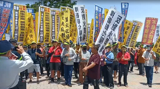 影/彰化二林蓋火葬場500民舉旗怒吼! 1人衝入管制區摔傷