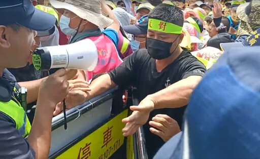 影/彰化二林蓋火葬場500民舉旗怒吼! 1人衝入管制區摔傷
