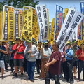影/彰化二林蓋火葬場500民舉旗怒吼！ 1人衝入管制區摔傷