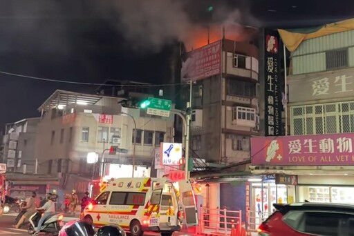新北三重住宅火警 公寓頂樓竄火舌