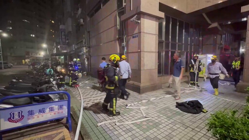 影/台中民宅大火!樓上燒到樓下「窗戶爆裂」
