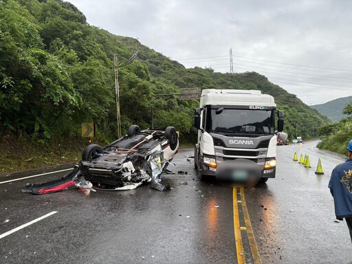 影/台2線小車撞大車翻覆!肇事駕駛酒測值「0.34」
