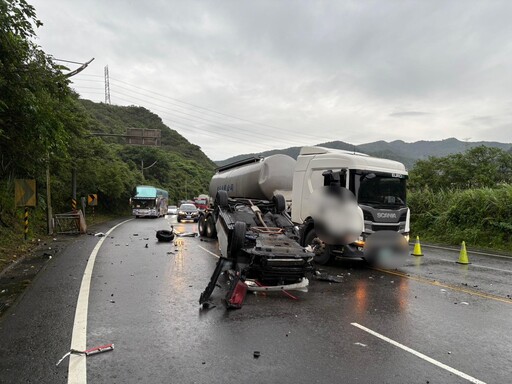 影/台2線小車撞大車翻覆!肇事駕駛酒測值「0.34」