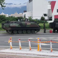 影/台東軍方訓練出事！裝甲車等紅燈糗拋錨…顧路直擊