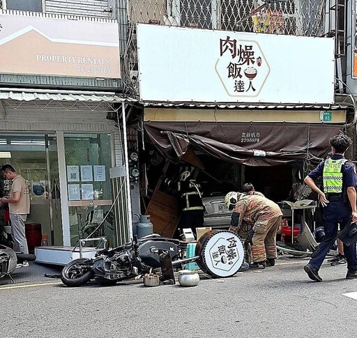 影/噩夢持續!台南「車輛暴衝撞進店家」驚悚直擊