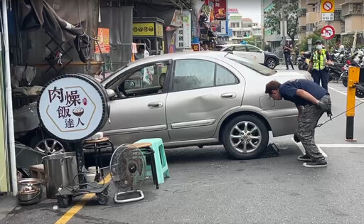 影/台南27歲正妹開車暴衝! 撞騎士後直直撞進店家
