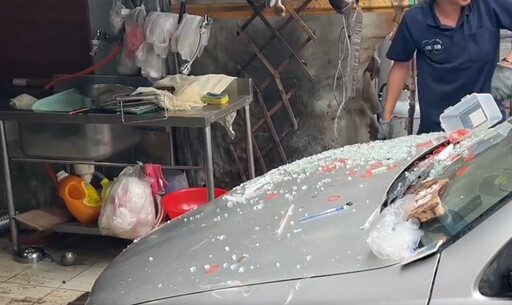 影/台南27歲正妹開車暴衝! 撞騎士後直直撞進店家