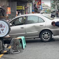影/台南27歲正妹開車暴衝！ 撞騎士後直直撞進店家
