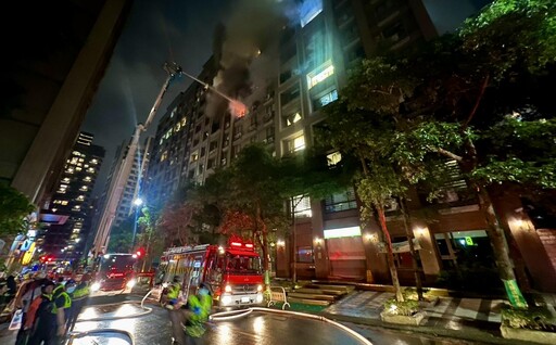 影/林口住宅大樓火警7F竄火煙 警消灌救幸無人傷