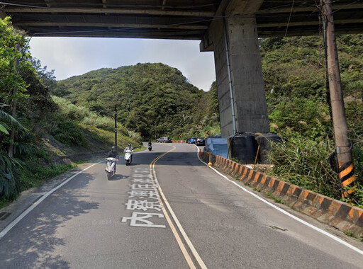 基隆外木山驚魂!四輪機車過彎失控 身障騎士慘摔邊坡