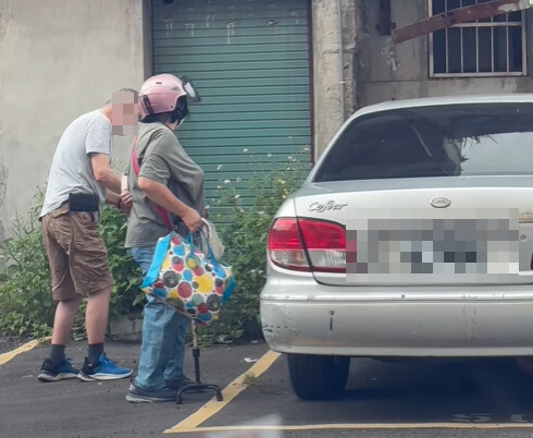 新北老翁步履蹣跚「奔向」駕駛座!警攔查驚見駕照已註銷