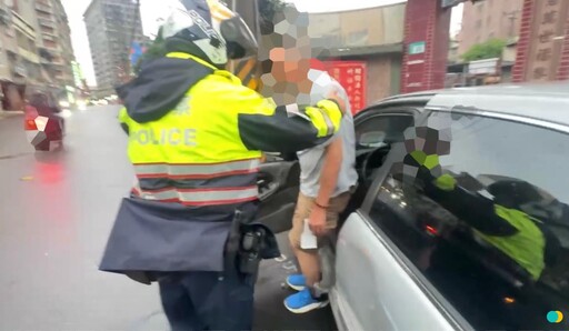 影/驚險阻止全程直擊!新北鶯歌無照68歲翁「快走不動還硬開車」