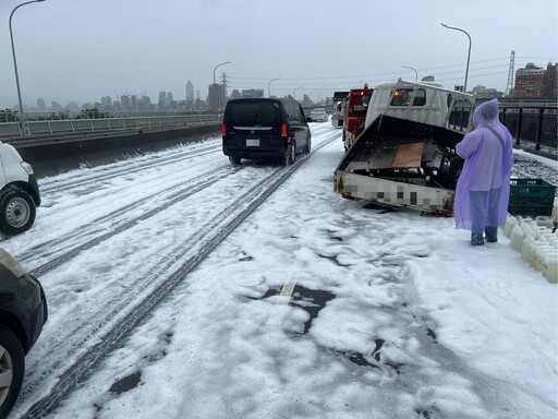 影/華江橋慘變「下雪了」!布滿沙拉脫白泡沫 驚險滑溜直擊