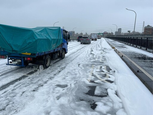 影/華江橋慘變「下雪了」!布滿沙拉脫白泡沫 驚險滑溜直擊