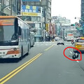 影/騎樓飛出安全帽滾過2車道！ 警方：最重可罰2400元