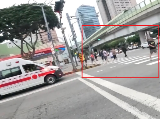 影/台中鳴笛救護車遇「帝王行人」堵路 救護員揭無奈真相