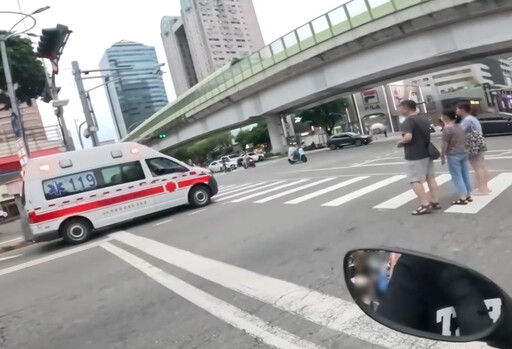 影/台中鳴笛救護車遇「帝王行人」堵路 救護員揭無奈真相