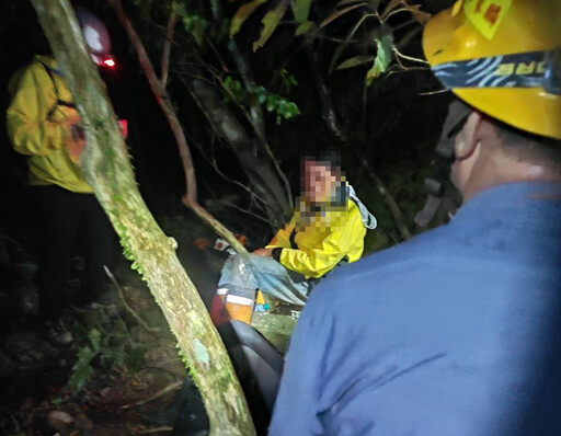 亞泥花蓮礦區員工摔落邊坡受困 23名警消冒雨徒步救援