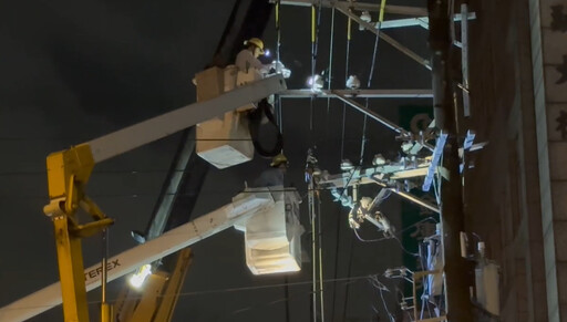 台中大里電桿倒塌釀停電 上百戶摸黑「估今午復電」