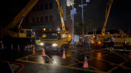 台中大里電桿倒塌釀停電 上百戶摸黑「估今午復電」