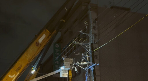 台中大里電桿倒塌釀停電 上百戶摸黑「估今午復電」