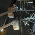台中大里電桿倒塌釀停電 上百戶摸黑「估今午復電」