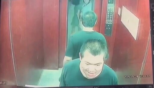 影/噁男出沒!電梯內色盯強拉短裙妹 還露出詭異笑容