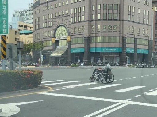 高雄阿伯騎電動輪椅闖快車道 警方:最高可罰500元