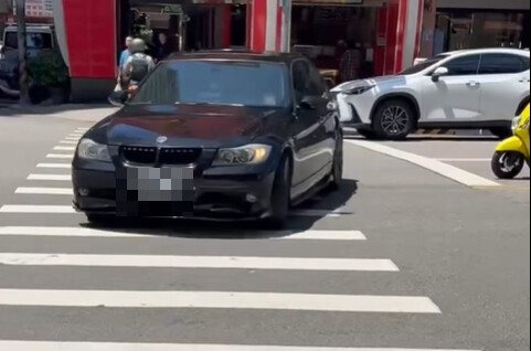 BMW車貼警友證!違停嗆人「催油門撞人」 荒唐行為全錄下
